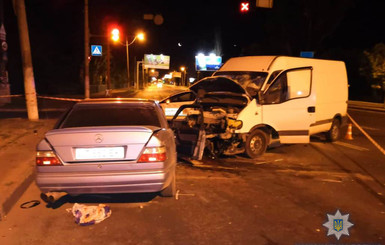 В Одессе Mercedes на евробляхах протаранил микроавтобус, есть жертвы