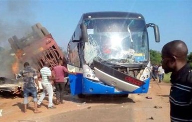 В Нигерии столкнулись автобус и погрузчик, погибли 13 человек