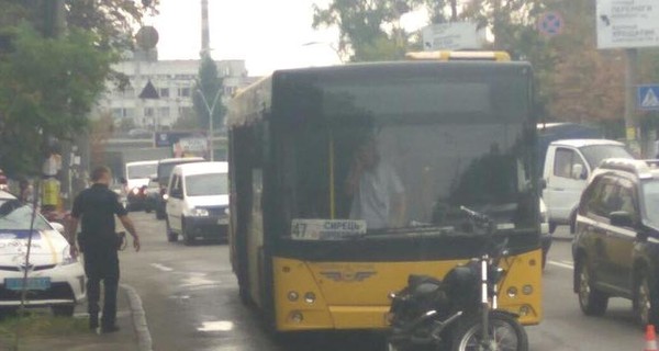 В Киеве мотоциклист обстрелял водителя автобуса, тот в больнице