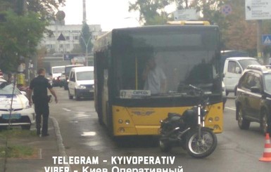 В Киеве мотоциклист обстрелял водителя автобуса, тот в больнице