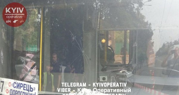 Появилось видео того, как мотоциклист стрелял в водителя автобуса в Киеве