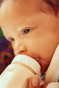 Малышей опасно кормить из пластиковых бутылочек 