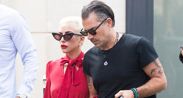 Леди Гага удивила женственным образом в Париже