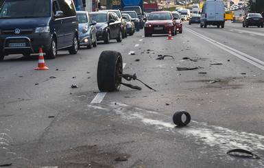 В Киеве отпавшее колесо спровоцировало тройное ДТП