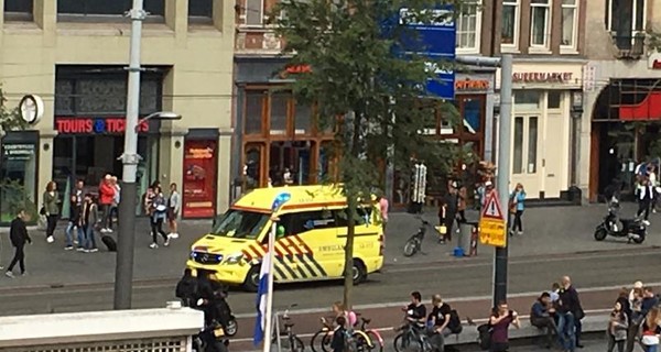 В Амстердаме мужчина с ножом напал на прохожих, есть пострадавшие