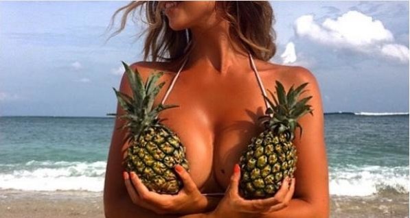 В Instagram новый тренд – девушки прикрывают обнаженную грудь ананасами