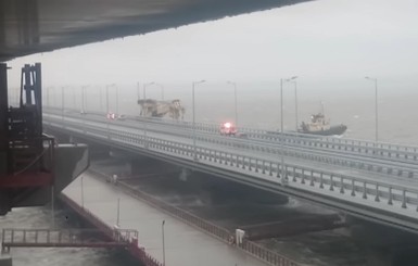 В Крымский мост врезался плавучий кран