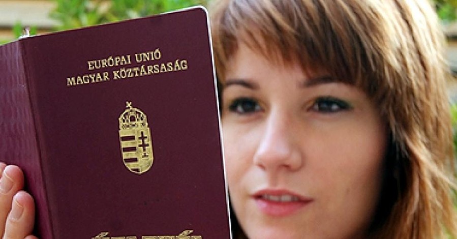 СМИ: в Закарпатской области под брызги шампанского выдают украинцам паспорта Венгрии 