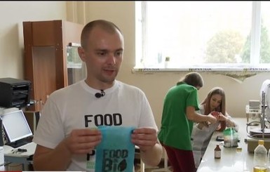 Белковые стаканчики для кофе, мармеладные соломинки  и съедобные пакеты: украинский ученый изобрел экопосуду