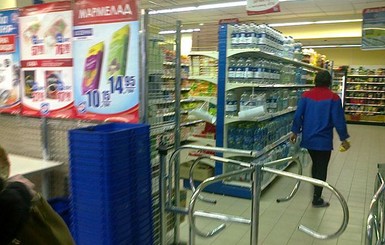 Охрана  киевского супермаркета избила покупателя ногами и дубинкой