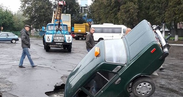 На Киевщие машина ухнула в огромную яму посреди дороги