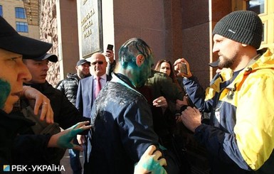 Полиция задержала людей, которые облили зеленкой депутата Гусовского