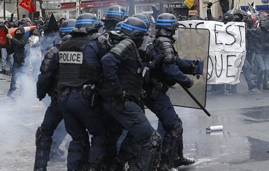 В Париже спецназ разогнал хулиганов, которые использовали слезоточивый газ на манифестации[видео]