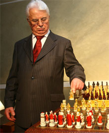 Горбунов хвастался тарелками, а Кравчук - элитными шахматами 
