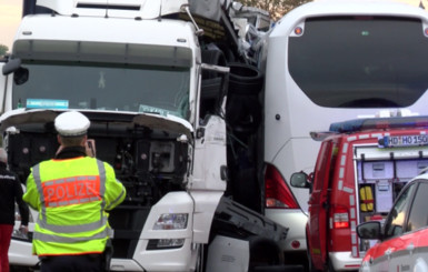 В Германии туристический автобус столкнулся с грузовиком, есть пострадавшие