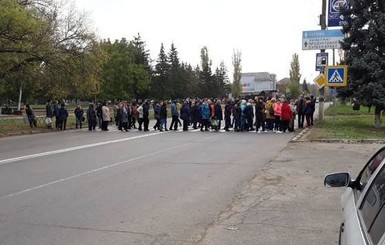 В Новой Одессе медики перекрыли трассу и требуют выплатить зарплату