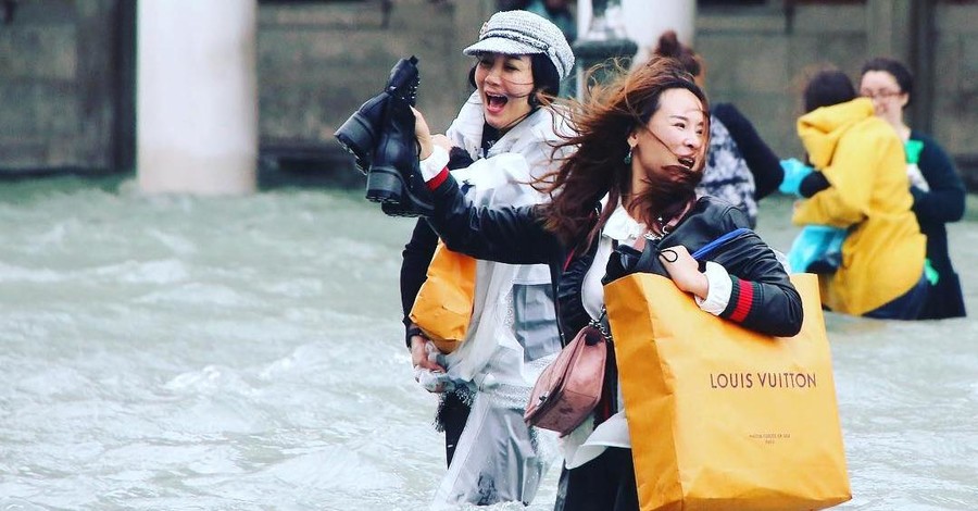 Из-за потопа в Венеции модницы сменили 