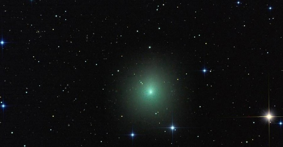 К Земле летит гигантская светящаяся комета
