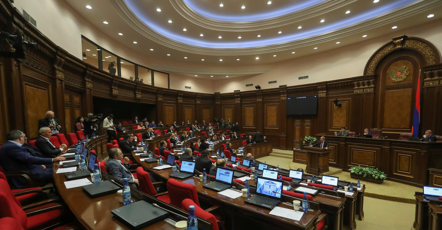 Парламент Армении самораспустился