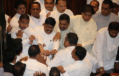 На Шри-Ланке в парламенте устроили массовую драку