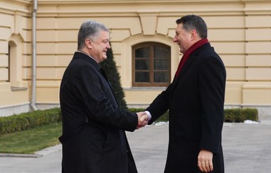 Президент Латвии лично посетит Донбасс