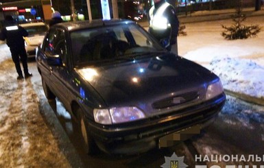 В Киеве трое напали на таксиста и угнали его машину