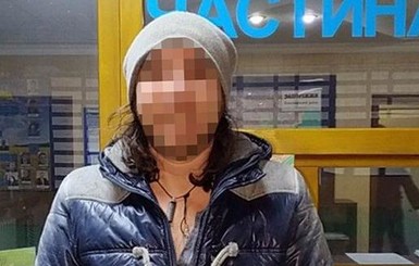 Замерзал в трениках и шлепанцах: полицейские помогли киевлянину, перепутавшему поезда
