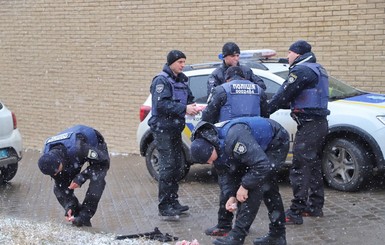 В Одессе во время акции под консульством РФ полицейских облили краской
