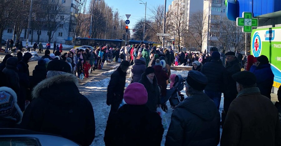В Киеве у храма ПЦУ люди выстраивались в огромную очередь, чтобы освятить воду