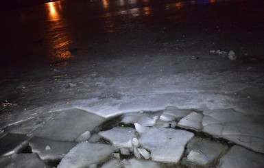 В Николаеве двое друзей-старшеклассников спасли из-подо льда троих детей