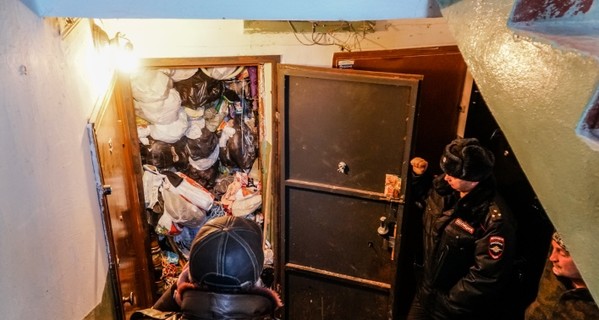 В Перми начали расчищать квартиру пенсионерки, до потолка забитую мусором