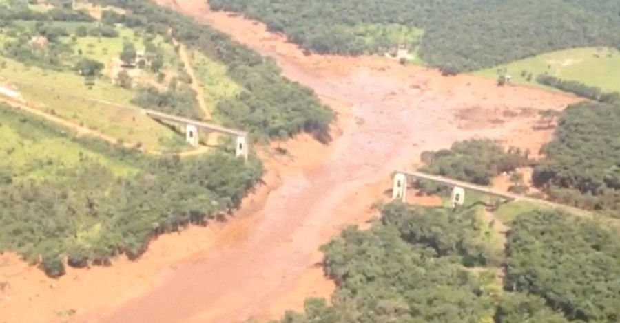 Прорыв плотины в Бразилии: погибли уже 50 людей, пропали - еще 300
