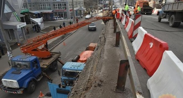 На Шулявском мосту ремонтируют асфальт