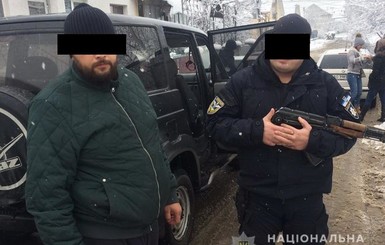 На Закарпатье вооруженные преступники угнали у бизнесмена два грузовика с древесиной