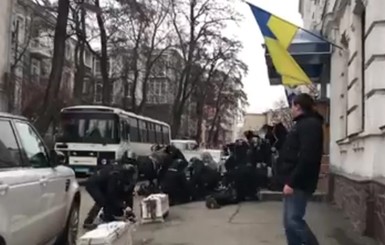 В Киеве отпустили митингующих, которые штурмовали отделение полиции