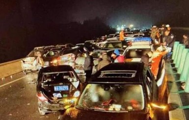 В Китае произошли две автокатастрофы с участием 110 машин
