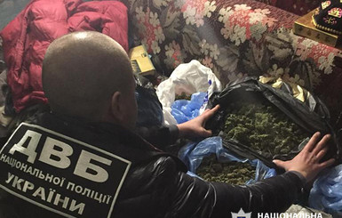 Харьковский полицейский приторговывал наркотиками в метро