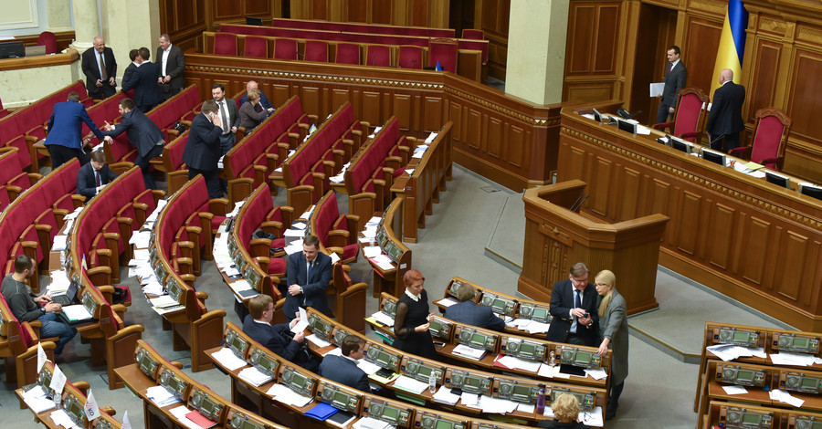 Украинских депутатов будут наказывать за прогулы общественными работами