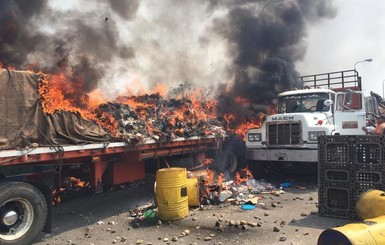 Венесуэльские военные сожгли грузовики с гуманитарной помощью от США
