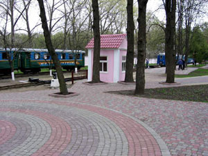 В Донецке автобус протаранил поезд Детской железной дороги 