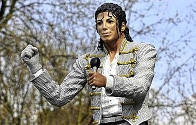 В Лондоне снесли скульптуру Майкла Джексона
