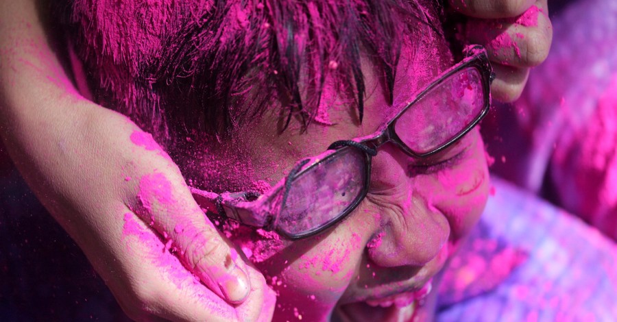 Буйство красок и веселье: в Индии празднуют Холи