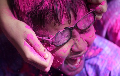 Буйство красок и веселье: в Индии празднуют Холи