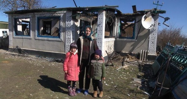 Мама двух детей, живущая в хлеву: Их отец даже не помнит, что сжег наш дом