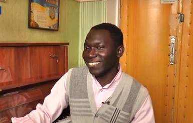 В Кропивницком студент-медик из Нигерии осваивает цимбалы и фортепьяно