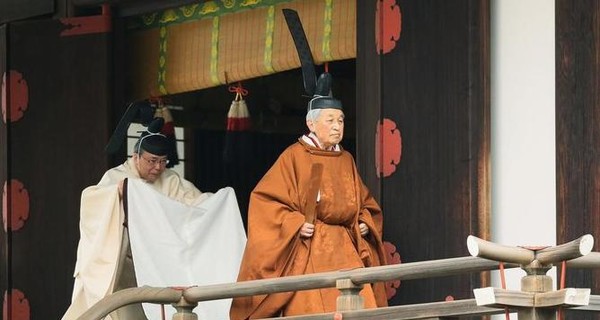 Император Японии отрекся от престола