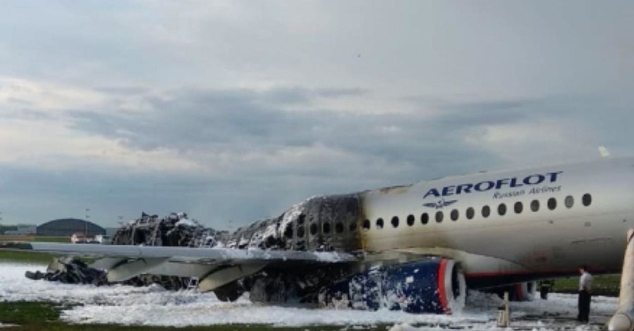 Появилось видео, снятое внутри горящего самолета при аварийной посадке в Шереметьево