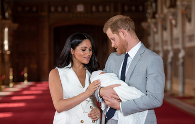 Принц Гарри и Меган Маркл показали миру новорожденного сына