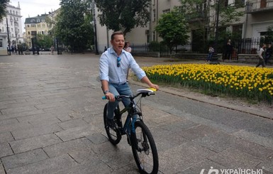 Ляшко приехал к Зеленскому на велосипеде