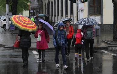 Штормовое предупреждение: украинцев пугают градом, ливнями и шквалами